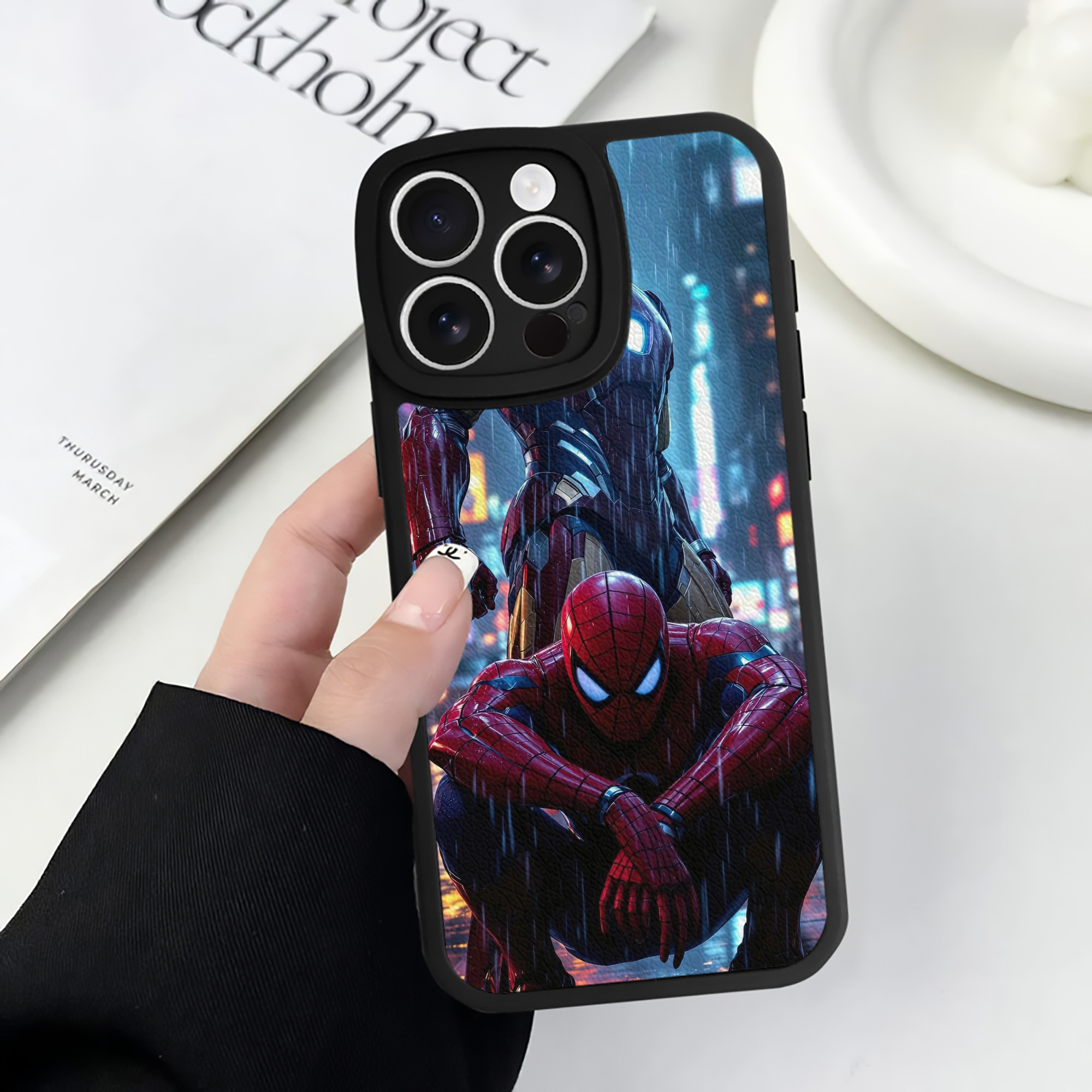 Spider Man スパイダーマン 【iPhone 16シリーズ対応】シリコンスマホケース（レザー調） 材質：シリコン
